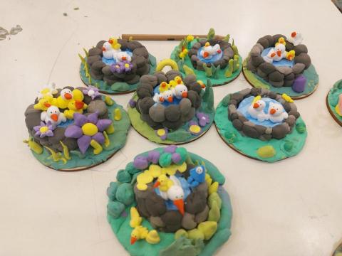 高畹棋 - 教導幼童黏土製作