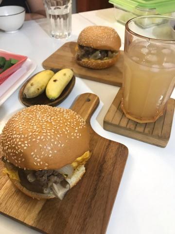 Jade’s kicthen（潔德作菜） - 牛肉漢堡、蜂蜜檸檬冰茶