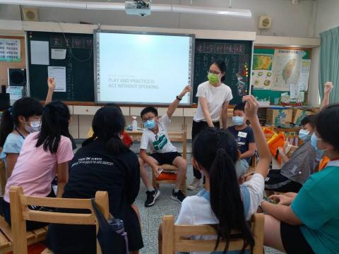 洪敬慧 - 這是在山上的國小，我和我的同學分別帶一個班級的英語社團課，小朋友很有想法，我們不過是鼓勵他們以英文表達，最後我們一起拍出一個英文的影片當作成果