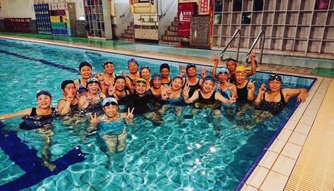 游泳工作室 - 阿罵們學游泳