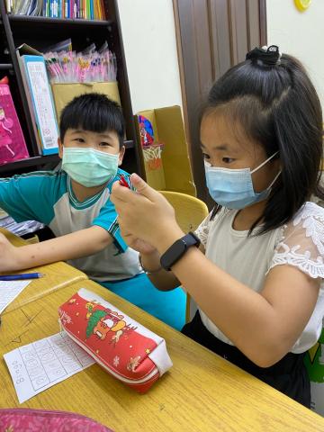 顏丞濬 - 大四時擔任國小英文輔導老師的學生照片