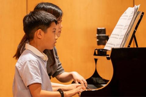 雙北鋼琴/小提琴家教 - 師生成果發表會，與孩子一同表演四手聯彈