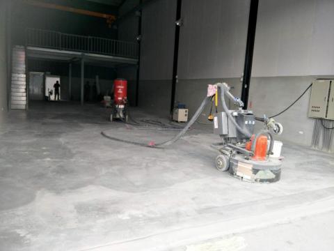 磨石通順硬化地坪工程 - 大寮某工廠硬化地坪研磨中