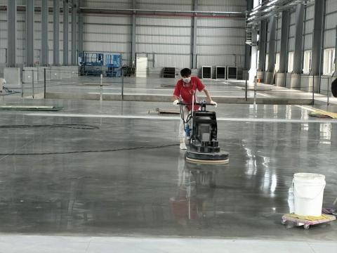 磨石通順硬化地坪工程 - 燕巢區某螺絲加工廠硬化地坪拋光中