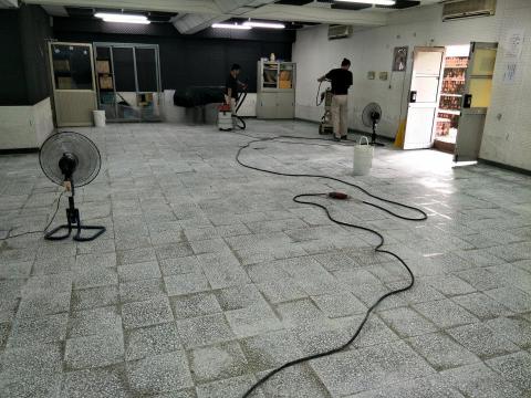 百旭開發企業有限公司 - 台南市某國中音樂班團練教室:磨石磚地板:鹽酸腐蝕水垢不亮,整平粗磨、細磨、拋光。 百旭開發企業有限公司 - 台南市某國中音樂班團練教室:磨石磚地板:鹽酸腐蝕水垢不亮,整平粗磨、細磨、拋光。