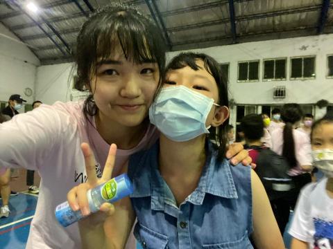 何俞霈 - 服務性社團最後一天 和小朋友的合照！