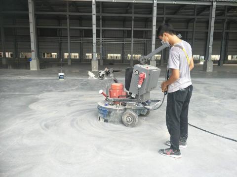 磨石通順硬化地坪工程 - 燕巢區某螺絲廠硬化地坪研磨中