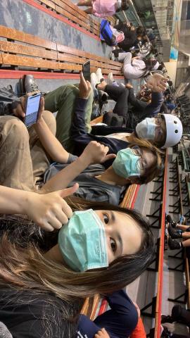 王艾妮 - 我身邊有理組高材生數位，如果有問題可以問我 我再問他們 所有問題都可以幫你們解答。
（因為理科是我的弱項）