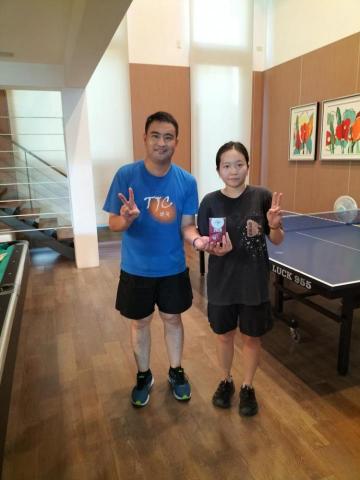張敬彬 - 嬌小相似伊藤的學員，第一堂完全打不進球桌，基礎的步伐練習馬上有感，並針對身形觀賞伊藤美誠比賽影片，研究適合她的動作，經過10堂課的訓練，很高興能幫助她練好底子，結業贈送奧運三星比賽球以資鼓勵，祝福我的伊藤學員球技精進