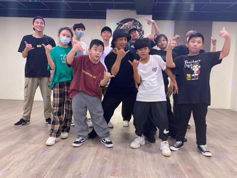 小剛老師 - 街舞教學、初級、入門、進階 皆可討論 -  小剛老師 - 街舞教學、初級、入門、進階 皆可討論 -