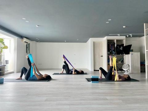 MindfulFlow Space 息之間 - 身心舒緩 小班 @Yoga Vibes (以神經學與筋膜系統為基底，透過 動態伸展、呼吸、身心動作與正念練習 調節自律神經系統與提升呼吸效能）