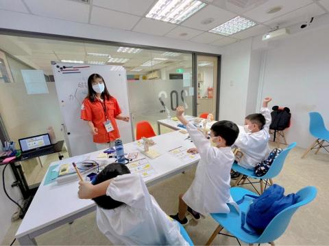 朱巧宜 - 擔任科學夏令營講師