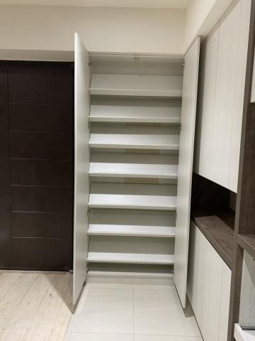 張芸瑄 - 利用樑下空間做一個斜度的鞋櫃層板