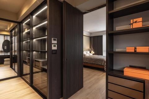 張芸瑄 - 更衣室衣櫃，採用金屬框拉門+玻璃，層板藏燈