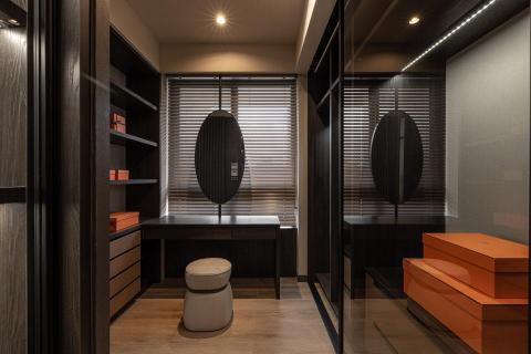 張芸瑄 - 更衣室化妝台
左邊開放展示櫃
右邊衣櫃+玻璃拉門