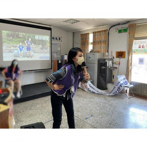 林昀蓁 - 2022暑期在恆春半島服務，在長照據點陪伴長者以外，也帶動他們活動筋骨，搭配音樂，做長者適合之健康操。
在醫療及照護較難觸及之處，我們發揮服務精神，哪裡有需要，往哪裡去！