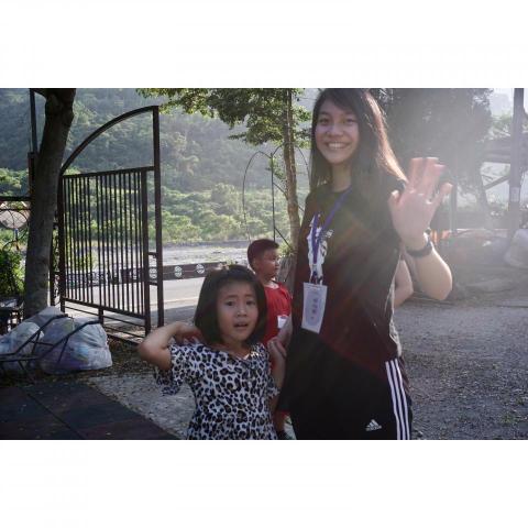 林昀蓁 - 2020暑期，至台東偏鄉部落服務，帶小學不同階段孩子。我們所做的，不僅僅只是暑期作業之課輔，更是陪伴孩子成長。孩子情緒是豐沛的，感知是細膩且極為脆弱的，此階段的溝通養成以及習慣養成是重要的。