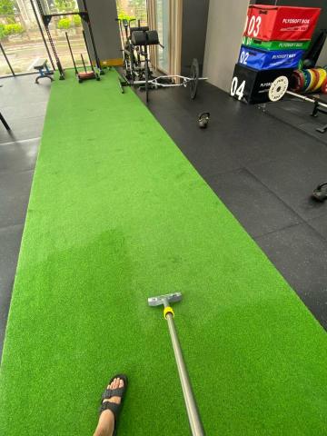 玄騏清潔 - 健身中心 人工草皮髒污清洗前 玄騏清潔 - 健身中心 人工草皮髒污清洗前