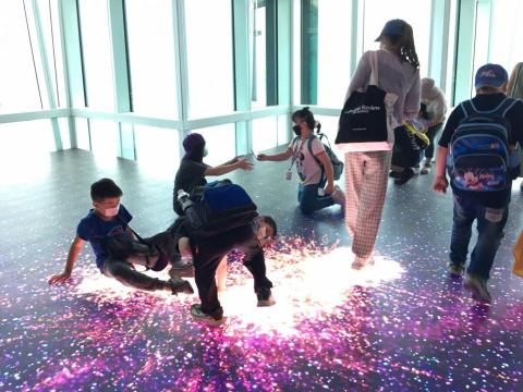 許少綺 - 擔任暑輔老師協助暑期營團體校外教學