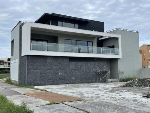 京晉設計有限公司 - 目前興建中之專用住宅。