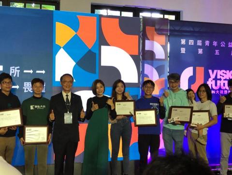 黃靖茹 - 任職於漫話科技股份有限公司時，負責提案與撰寫慈濟基金會舉辦的第五屆公益實踐計畫，並獲得入選，爭取計畫獎助金與課程。