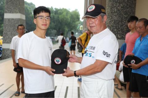 林育永 - 授予教練帽