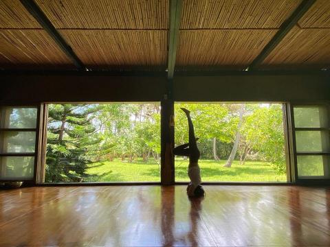 無極瑜珈 Cosmic Yoga  - 在倒立的當下，我克服了恐懼，就像瑜伽大師薩古魯（sadhguru）說 "當下沒有恐懼"

在擔心過去或未來上花費的任何一秒鐘，都在分散抽離著你對此時此地重要事務的關注。

慢慢的我注意每一天裡屬於自己「當下」的時刻。每一次回到當下，就會覺察到自己的幸福處境，幸福就來了。倒立愈久慢慢感受到心靈上獲得某種的力量。