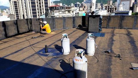 億旺防水抓漏工程行 - 基隆路屋頂漏水施作防水毯 億旺防水抓漏工程行 - 基隆路屋頂漏水施作防水毯