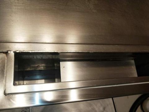 葉法謙 - 鐵板燒吸風口除油完成後