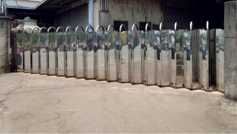 宇稅有限公司鐵捲門24小時維修安裝 - 伸縮門