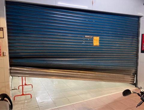 宇稅有限公司鐵捲門24小時維修安裝 - 宇税鐵捲門24H維修安裝0905-825-381捲門脫軌工程