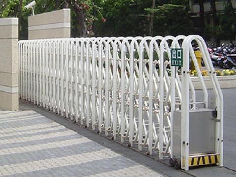 宇稅有限公司鐵捲門24小時維修安裝 - 宇税鐵捲門24H維修安裝0905-825-381
伸縮門