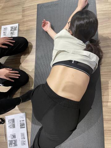 鍟 - 整合式脊椎側彎療法
透過擺位姿勢下誘發肌肉