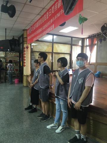 施政維 - 社區服務(左二)