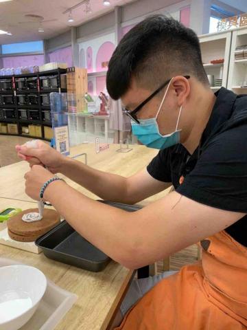 提供融蠟燈服務的專家邱愉平