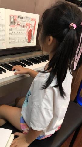 Shareen - 5歲，學齡半年，手指都乖乖站好彈琴囉