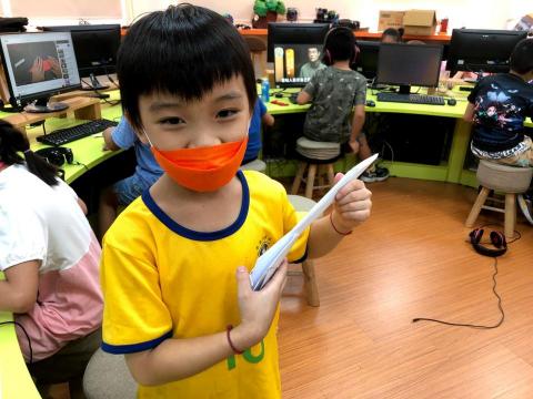 游立權 - 所帶領學生摺紙課程