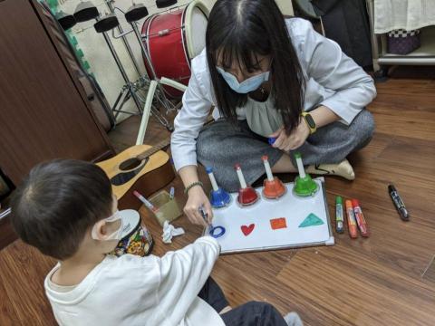 彭老師（到府：鋼琴教學、歌唱教學、音樂治療） - 透過音樂遊戲來訓練孩子的認知能力（顏色、形狀）。