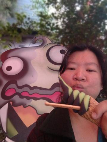 許秀英 - Rebecca is lost about the ice cream.