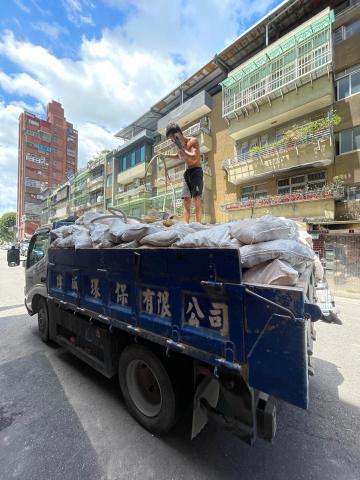 安潔工程行（拆除承包） - 8/31。北投退料