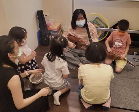 彭老師（到府：鋼琴教學、歌唱教學、音樂治療） - 音樂團體課，一起用音樂來打招呼。