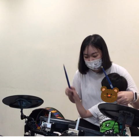 彭老師（到府：鋼琴教學、歌唱教學、音樂治療） - 爵士鼓。不僅可以學習到一些膾炙人口的歌曲（baby shark 等），也提供給幼兒情緒抒發與衝動控制的管道與學習。
