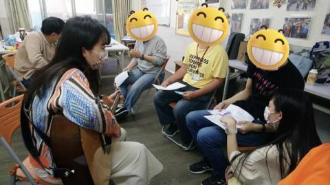 彭老師（到府：鋼琴教學、歌唱教學、音樂治療） - 成人詞曲創作團體，一起聆聽彼此的心聲，將那些不擅長用言語說出口的話透過音樂創作中表達出來。（When words fail,music speaks."）