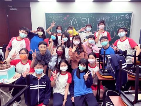 羊子彤 - 跟學生一起幫其他老師慶生時幫忙拍的照片