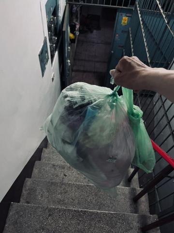 張勝雄 - 幫人倒垃圾