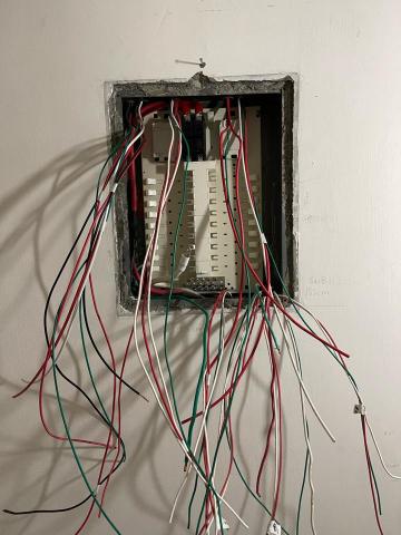 泓霖水電工程行（阿潤） - 全間線路抽換/電盤換新