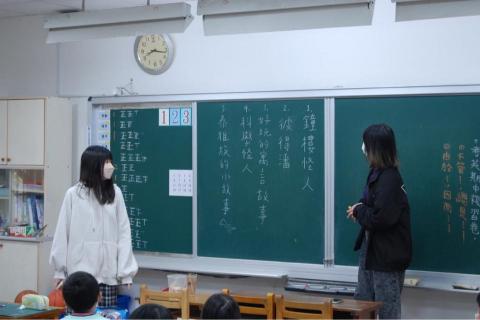 林榛 - 於中壢區山東國小早自習時帶小學四年級學生晨讀