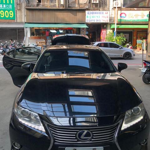 提供商務包車服務的專家任育倫