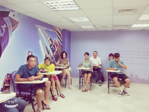 巨匠英文講師 Connie（高雄） - 成人會話課