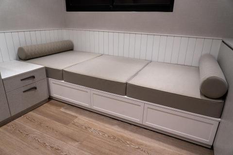 森永興有限公司 - 桃園朱院長飄窗裝潢軟墊--使用客製毛絨布親膚不悶熱